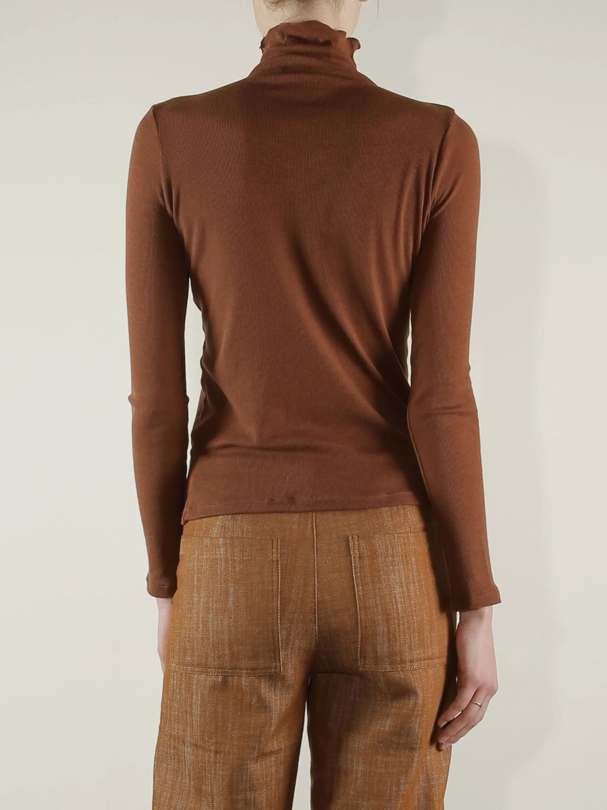 Cleo Turtleneck in Lightweight Rib - Umber